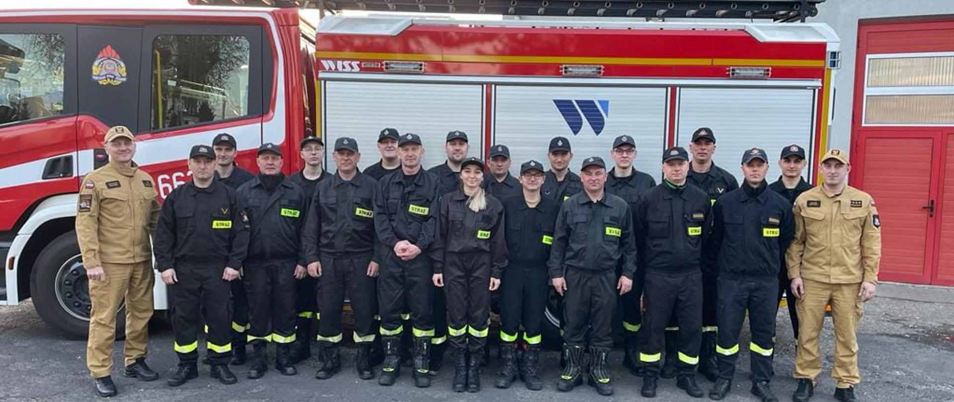 Wspólne zdjęcie strażaków oraz instruktorów z JRG Rydułtowy biorących udział w kursie