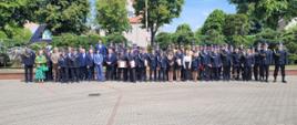 Zdjęcie grupowe wszystkich uczestników obchodów Dnia Strażaka w Komendzie Powiatowej PSP w Oławie