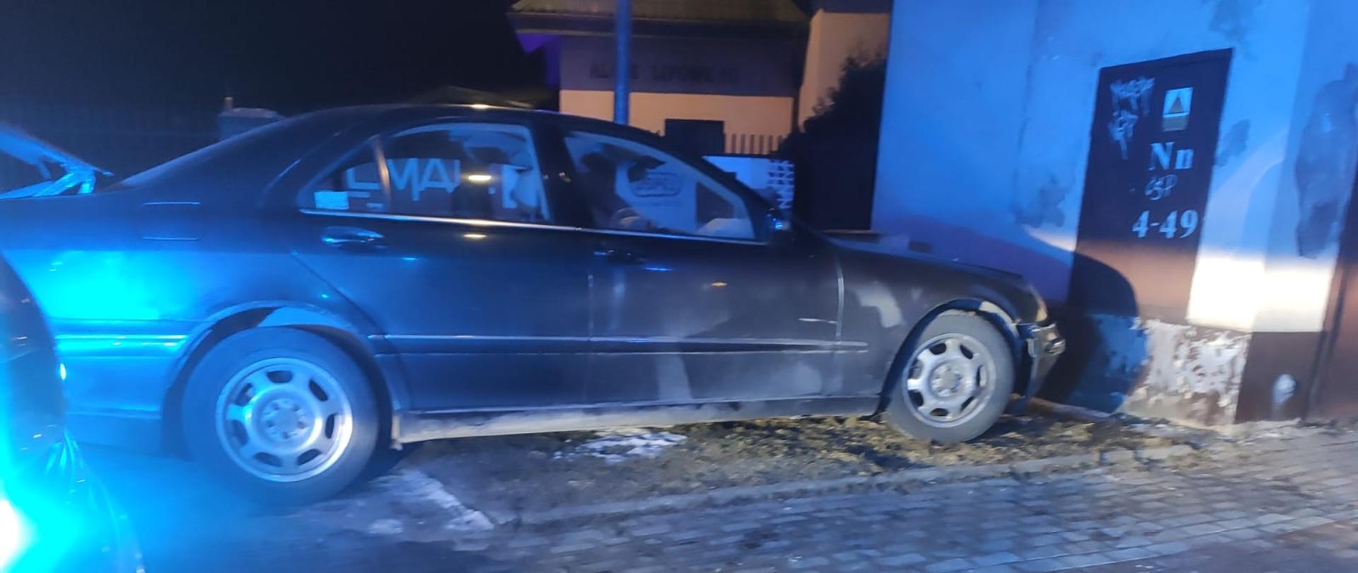 Na zdjęciu widać uszkodzony pojazd, który uderzył w stację transformatorową