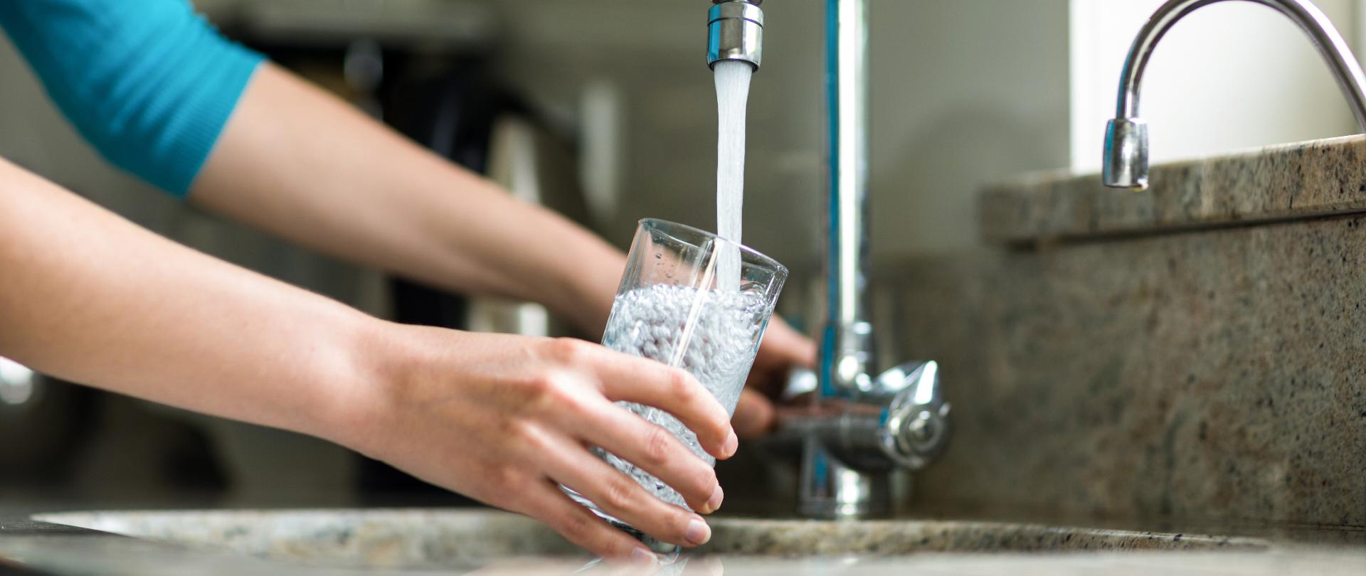 nalewanie wody do szklanki