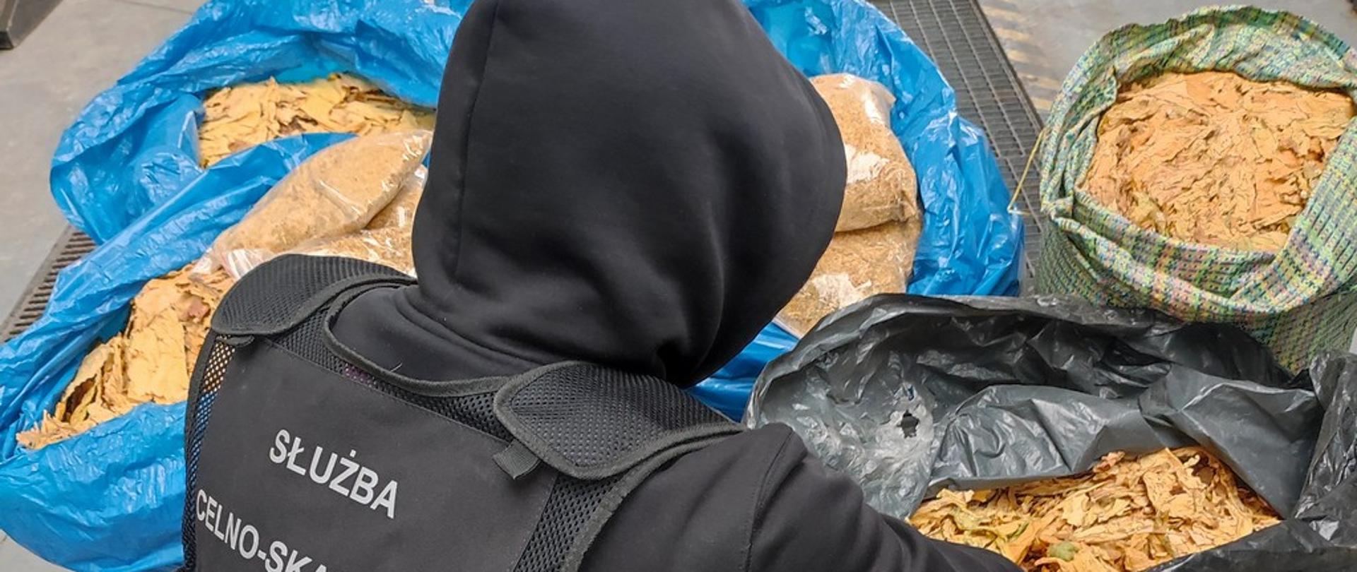 Funkcjonariusz przy workach z tytoniem