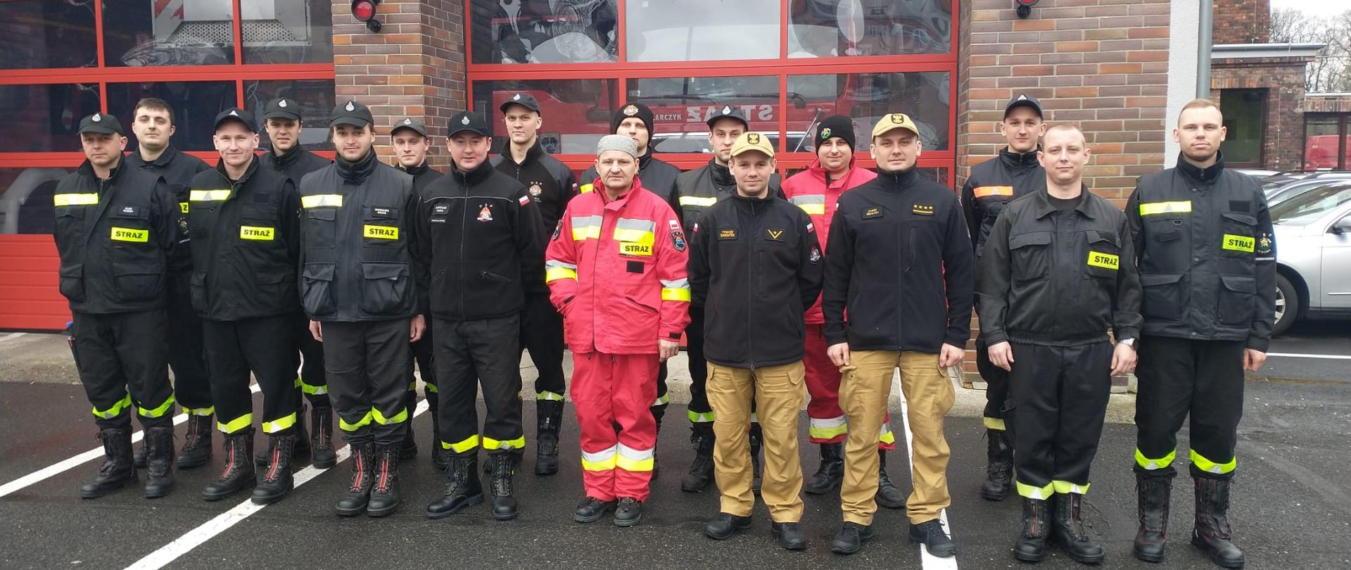 Kadra dowódców OSP z jednostek z terenu powiatu kędzierzyńsko-kozielskiego po zakończeniu szkolenia KDR. 
