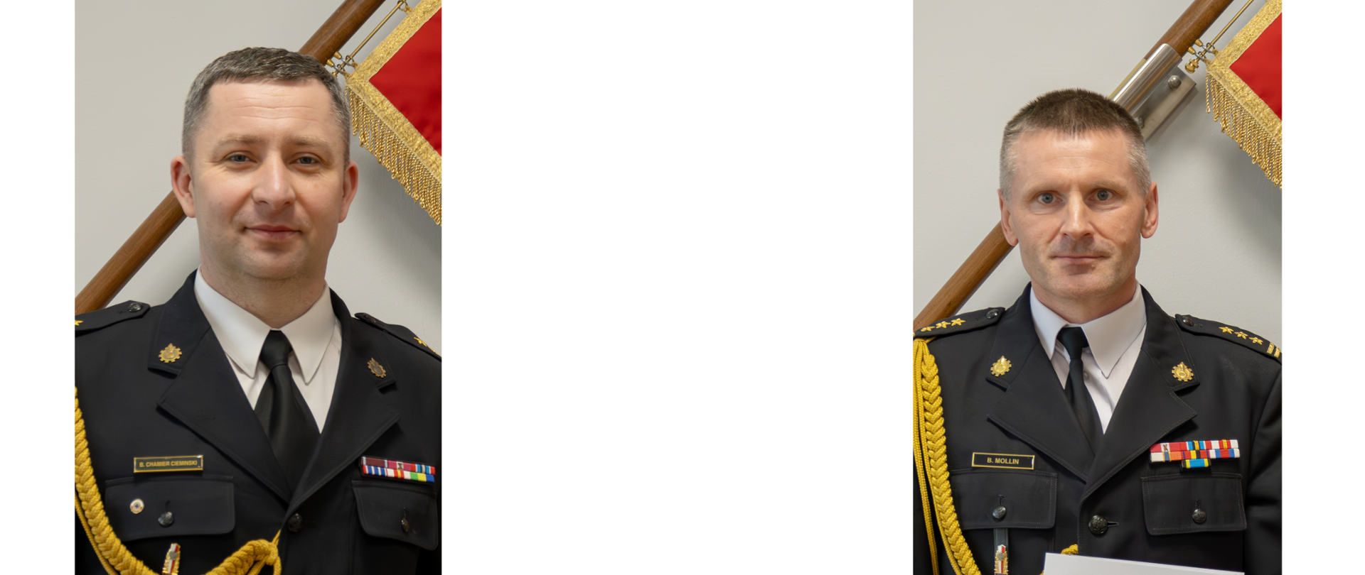 Dwóch strażaków w mundurach wyjściowych ze sznurem trzyma białe teczki za nimi jest widoczny część sztandaru Komendy Głównej Państwowej Straży Pożarnej.