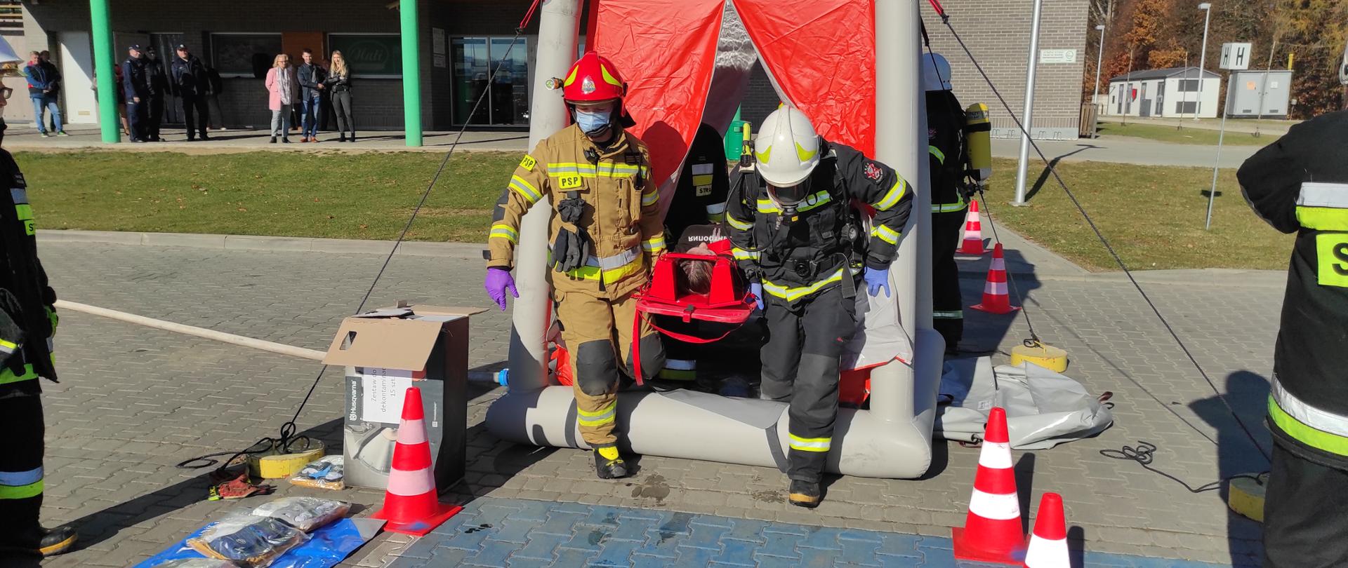 Czynności dekontaminacyjne wykonywane przy użyciu kabiny dekontaminacyjnej