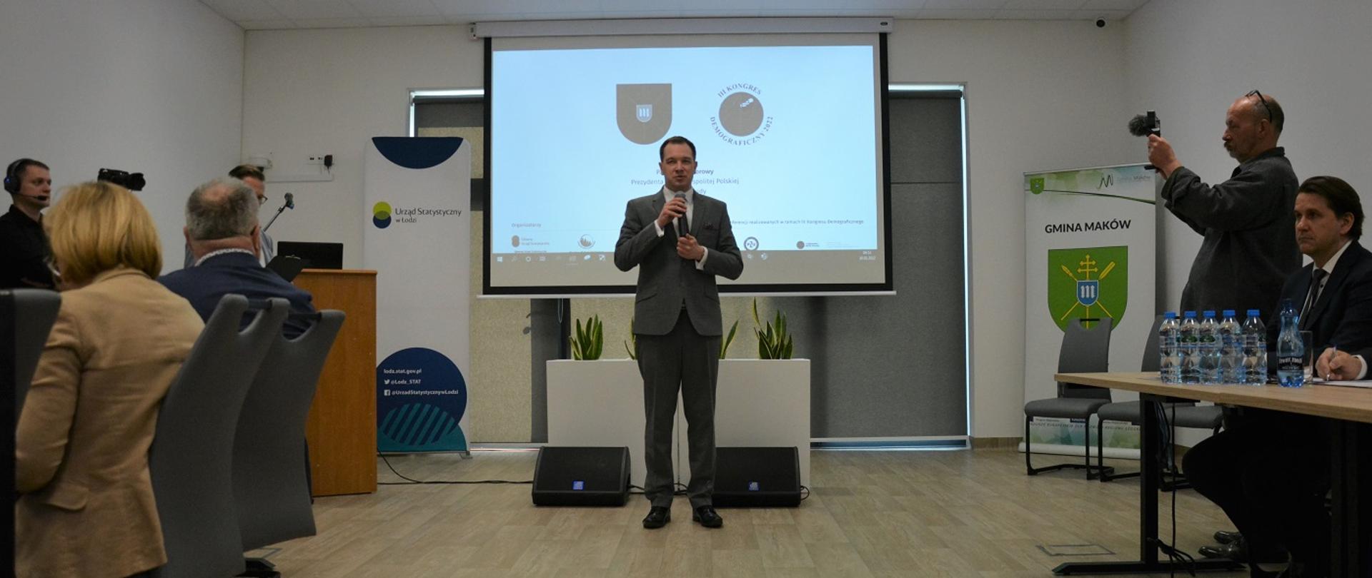 Piotr Cieplucha przemawia do zgromadzonych na konferencji