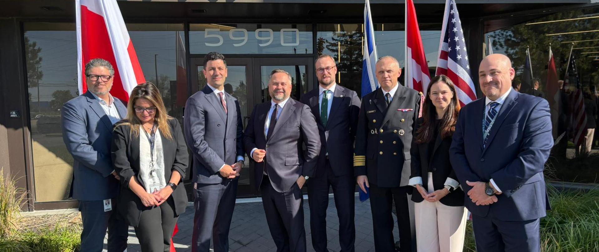 Wizyta wiceministra Konrada Gołoty w Kanadzie. Zdjęcie grupowe uczestników spotkania. 