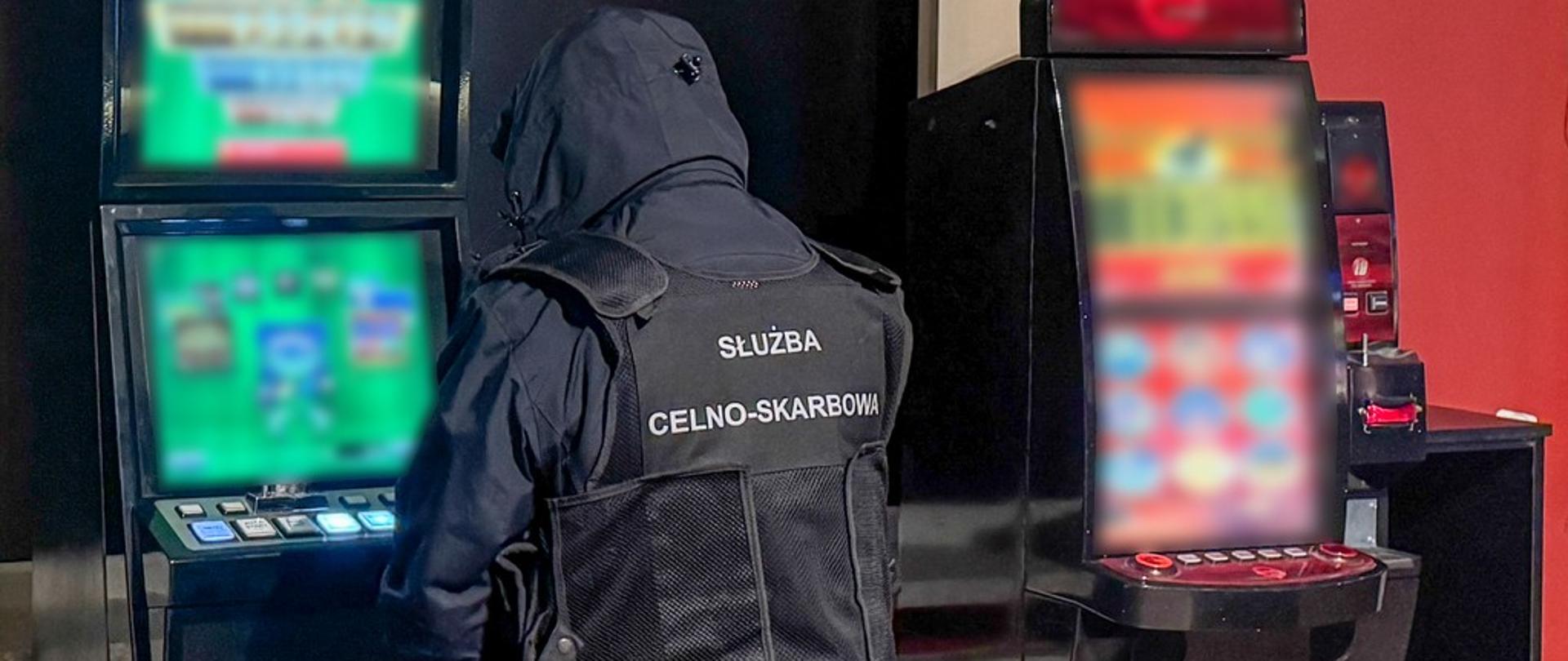 Funkcjonariusz SCS przy nielegalnych automatach