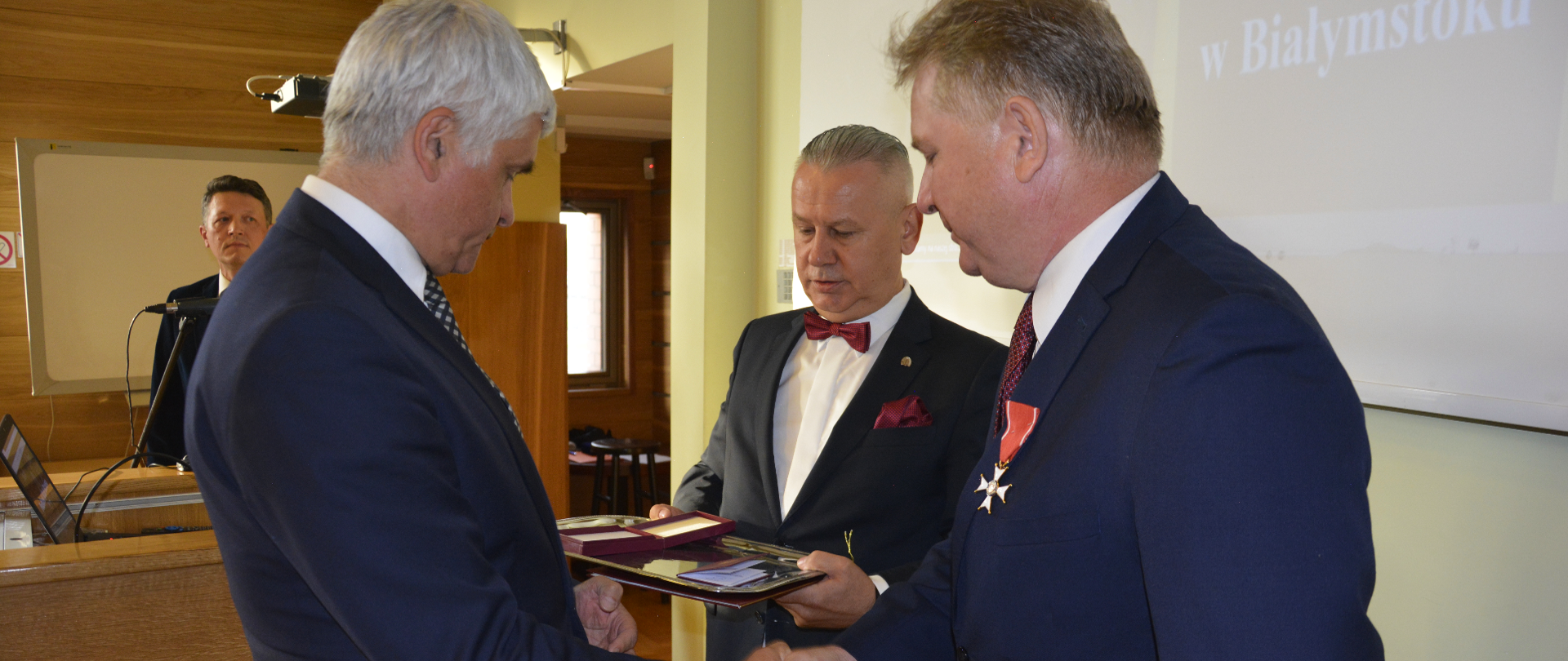 Wręczenie Krzyża Kawalerskiego podczas spotkania Podlaskiego Klubu Biznesu 