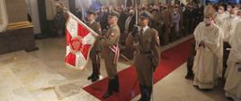 Sztandar Wojska Polskiego podczas uroczystości Ingresu Biskupa Polowego księdza Wiesława Lechowicza.