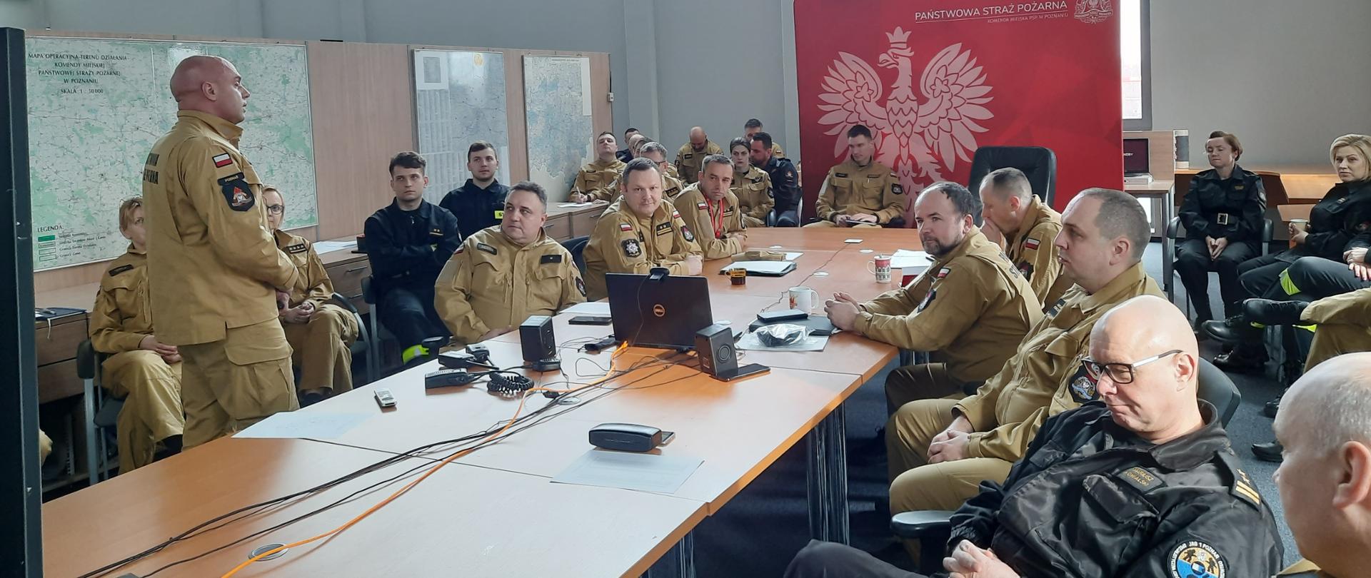 Uczestnicy szkolenia wraz z prowadzącym - mł. ogn. Radosławem Araszkiewiczem