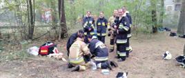 Druhowie OSP ćwiczący zagadnienia z pierwszej pomocy. 