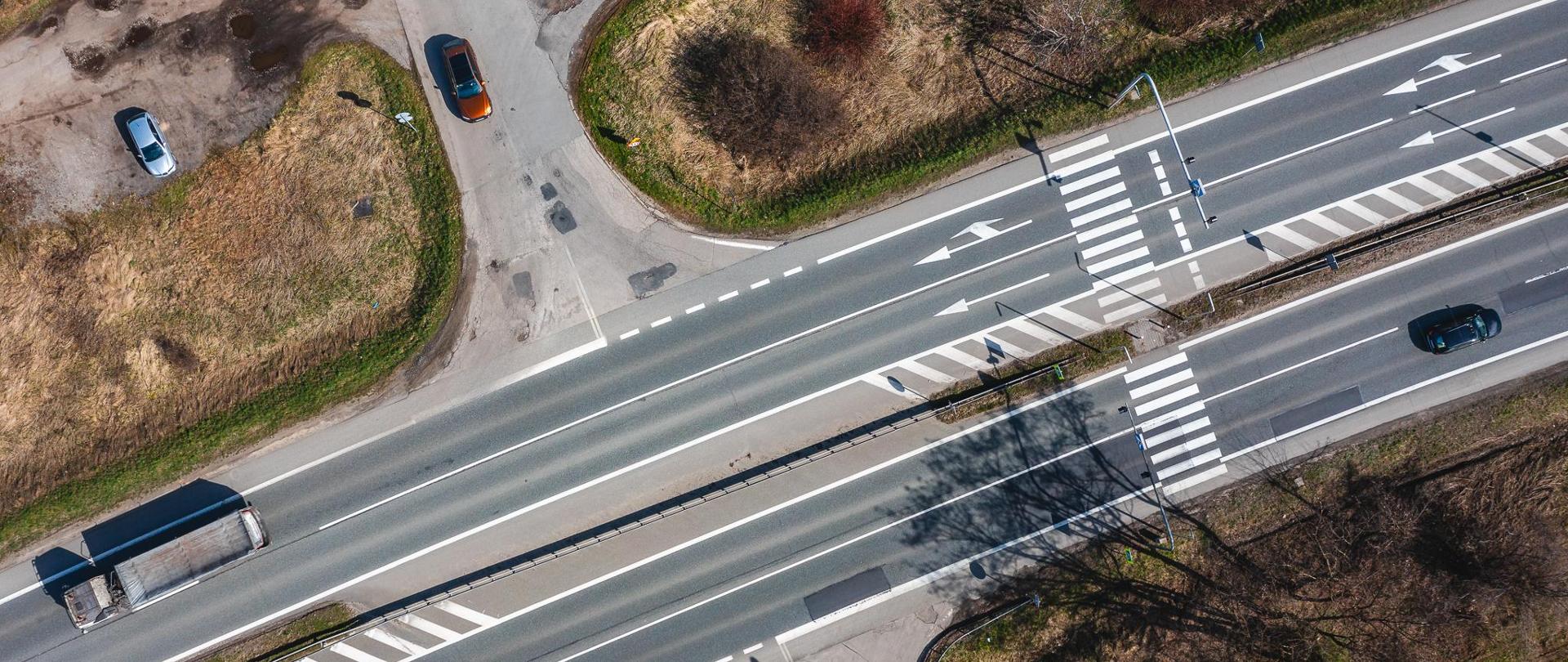 Fotografia lotnicza skrzyżowanie DK94 z ul. Okradzionowską w Sławkowie.