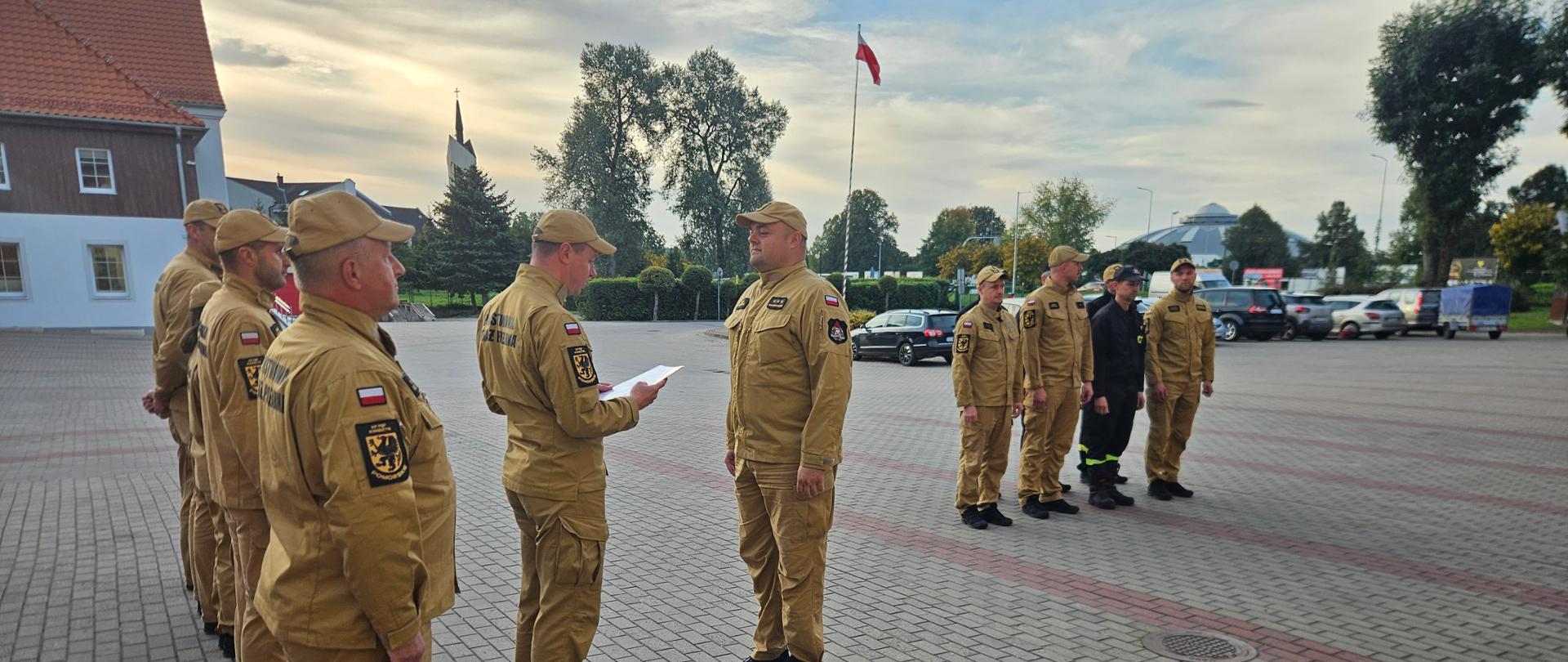 Komendant wręcza funkcjonariuszowi akt mianowania