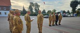 Komendant wręcza funkcjonariuszowi akt mianowania