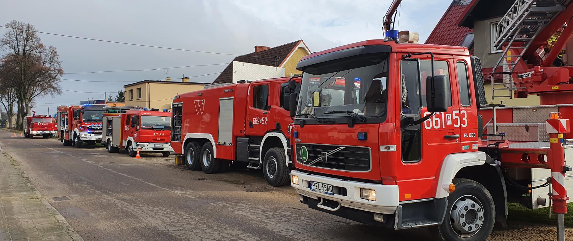 Na zdjęciu widoczne są samochody strażackie.