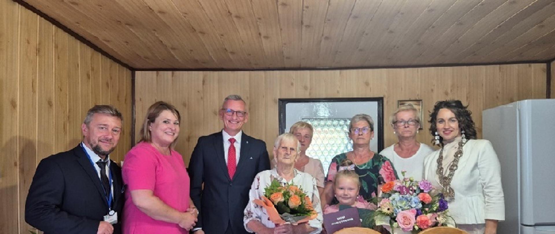 Jubilatka wraz z grupą gości