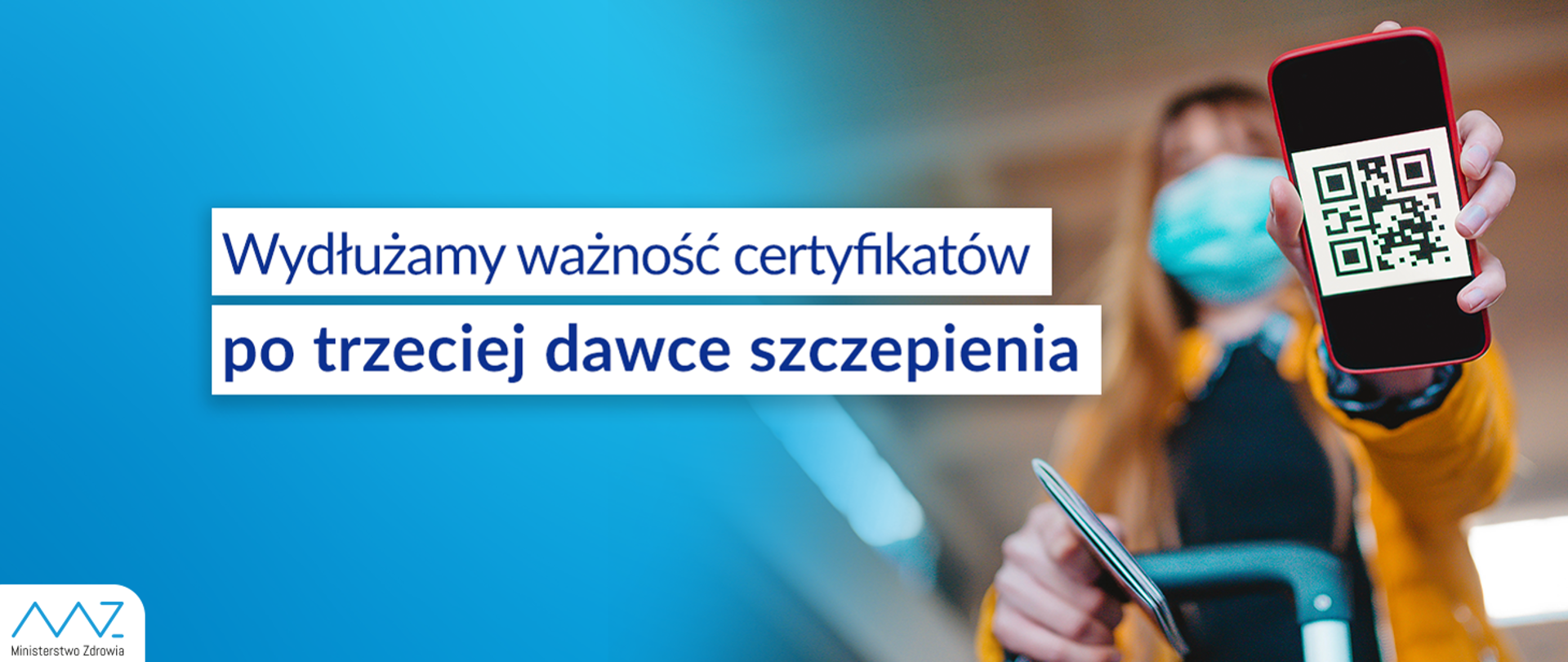 Zdjęcie przedstawia kobietę trzymająca smartfona z widocznym logo kodu QR symbolizującym certyfikat COVID