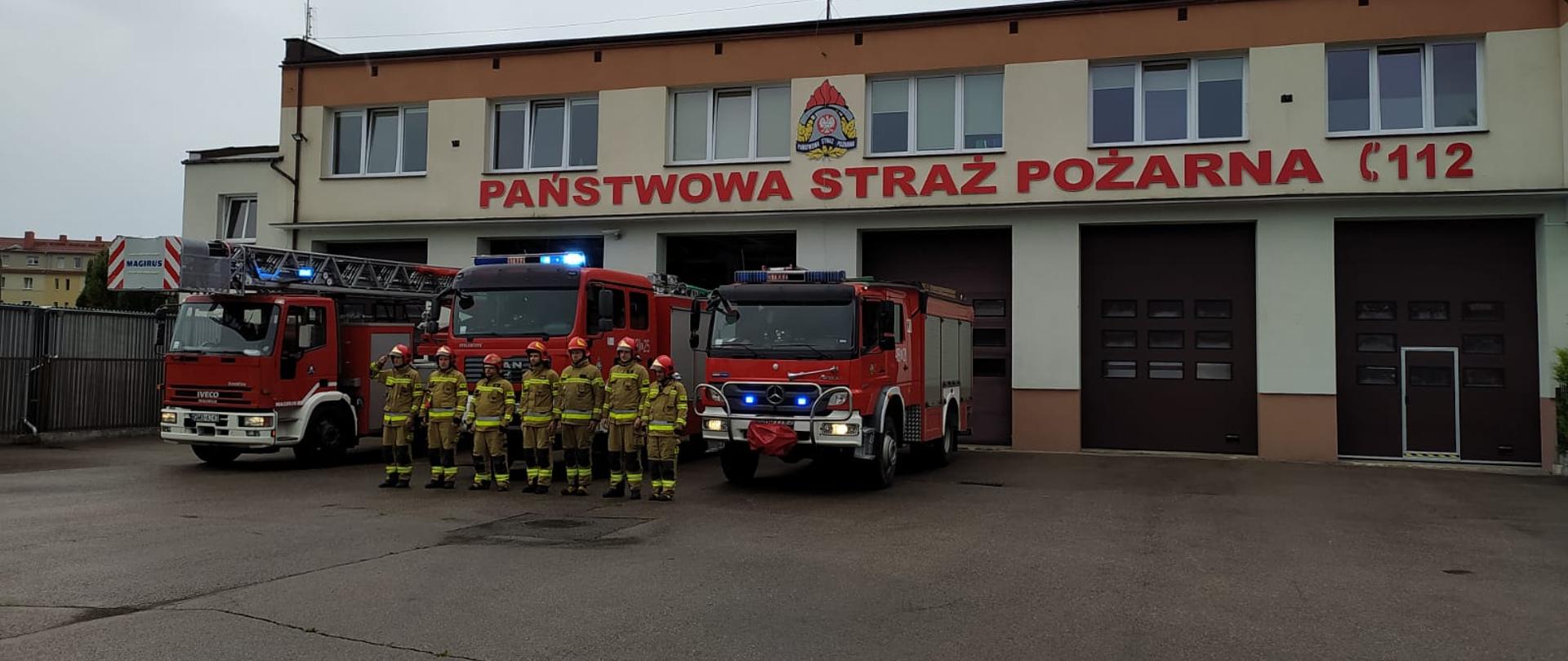 
Fotografia przedstawia strażaków z Komendy Powiatowej Państwowej Straży Pożarnej w Malborku na uroczystym apelu z okazji 77 rocznicy Wybuchu Powstania Warszawskiego.
