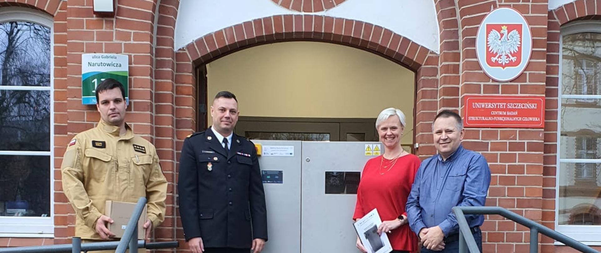 Przed wejściem do ZUT (ul. Gabriela Narutowicza 17c) od lewej dowódca JRG Stargard, Komendant Powiatowy PSP w Stargardzie, dwoje przedstawicieli ZUT.