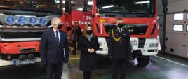 Zdjęcie przedstawia poseł Magdalenę Srokę, wicewojewodę pomorskiego Mariusza Łuczyk oraz pomorskiego komendanta wojewódzkiego PSP st. bryg. Piotra Sochę na tle nowych samochodów ratowniczo-gaśniczych przekazanych dla KP PSP w Wejherowie. 