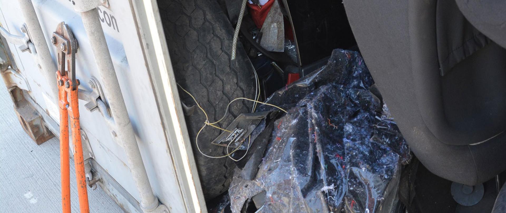 Otwarty kontener z odpadami.