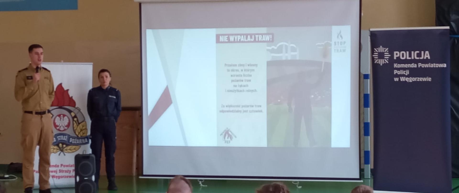 Strażak przedstawia kampanie STOP POŻAROM TRAW