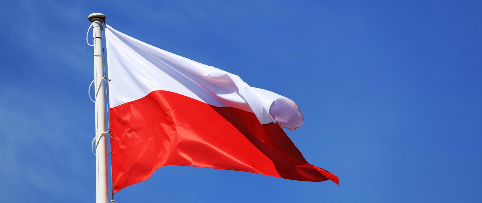 Uroczyste obchody Dnia Flagi Rzeczypospolitej Polskiej - Polska flaga na maszcie