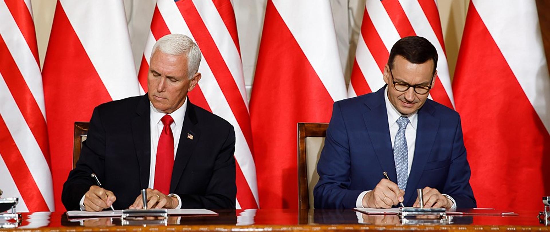 Wiceprezydent USA Mike Pence oraz Premier Mateusz Morawiecki podpisują Wspólną Deklarację USA i Polski na temat 5G