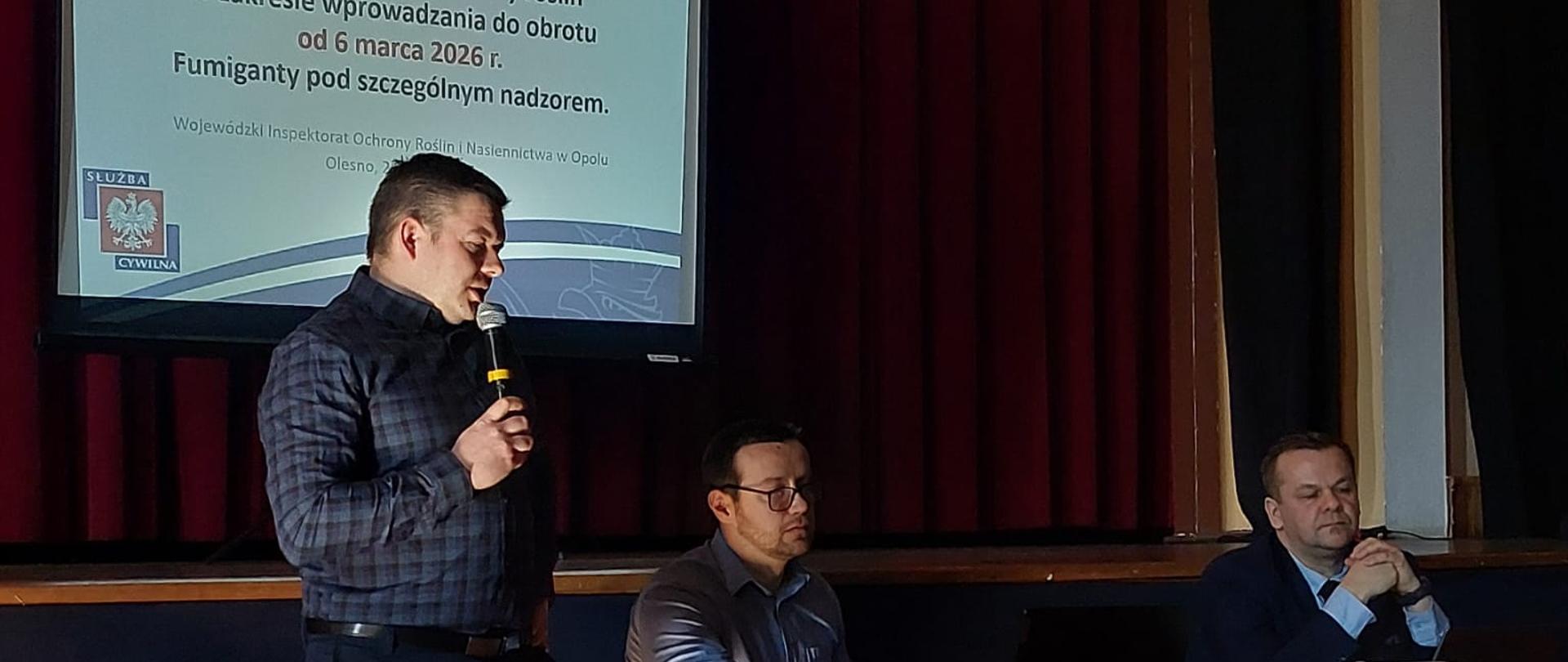 Zdjęcie przedstawia prowadzących spotkanie