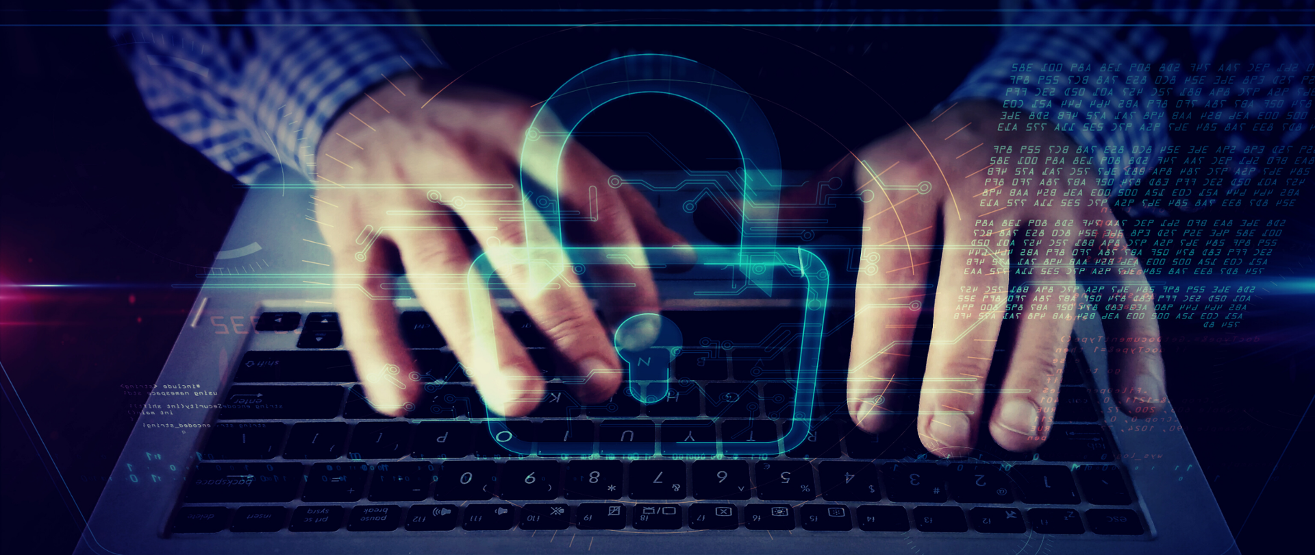 Mężczyzna piszący na laptopie - widok dłoni. Na pierwszym planie nałożona grafika kłódka - symbolizująca cyberbezpieczeństwo.