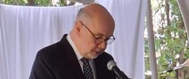 Charge d"Affaires Jacek Chodorowicz przemawia na przyjęciu przy mównicy