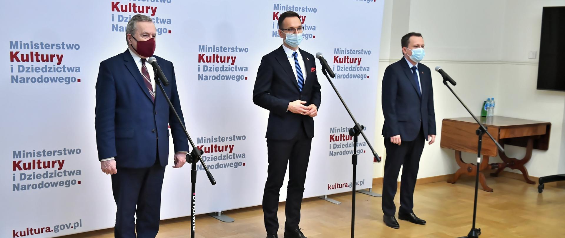 Wicepremier, Minister Kultury, Dziedzictwa Narodowego i sportu Piotr Gliński (L), sekretarz stanu w Ministerstwie Funduszy i Polityki Regionalnej Waldemar Buda (C) oraz dyrektor Narodowego Centrum Kultury Rafał Wiśniewski podczas konferencji prasowej nt. projektu Konwersja cyfrowa domów kultury, fot. PAP/Andrzej Lange