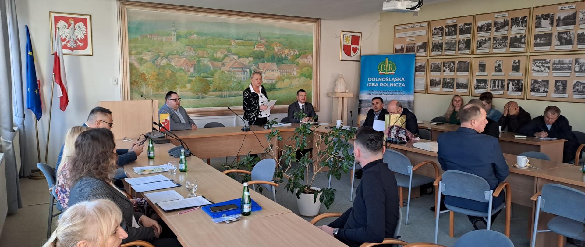 Uczestnicy posiedzenia w sali konferencyjnej, w trakcie wystąpienia przewodniczącej rady powiatowej