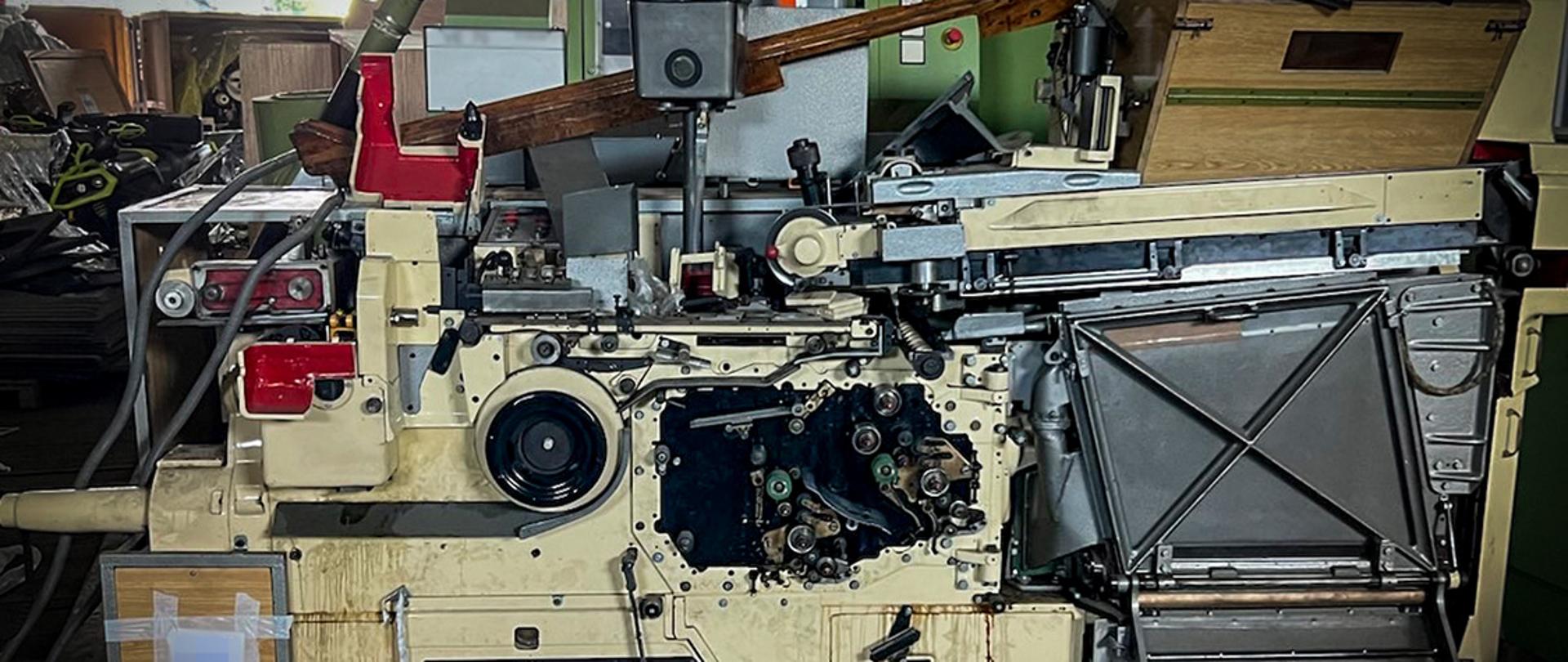 Rozbita grupa zajmująca się nielegalną produkcją papierosów - dowód maszyna