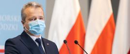 Wojewoda Kujawsko-Pomorski Mikołaj Bogdanowicz przemawia podczas konferencji dotyczącej aktualnej sytuacji epidemicznej oraz realizacji programu szczepień w regionie