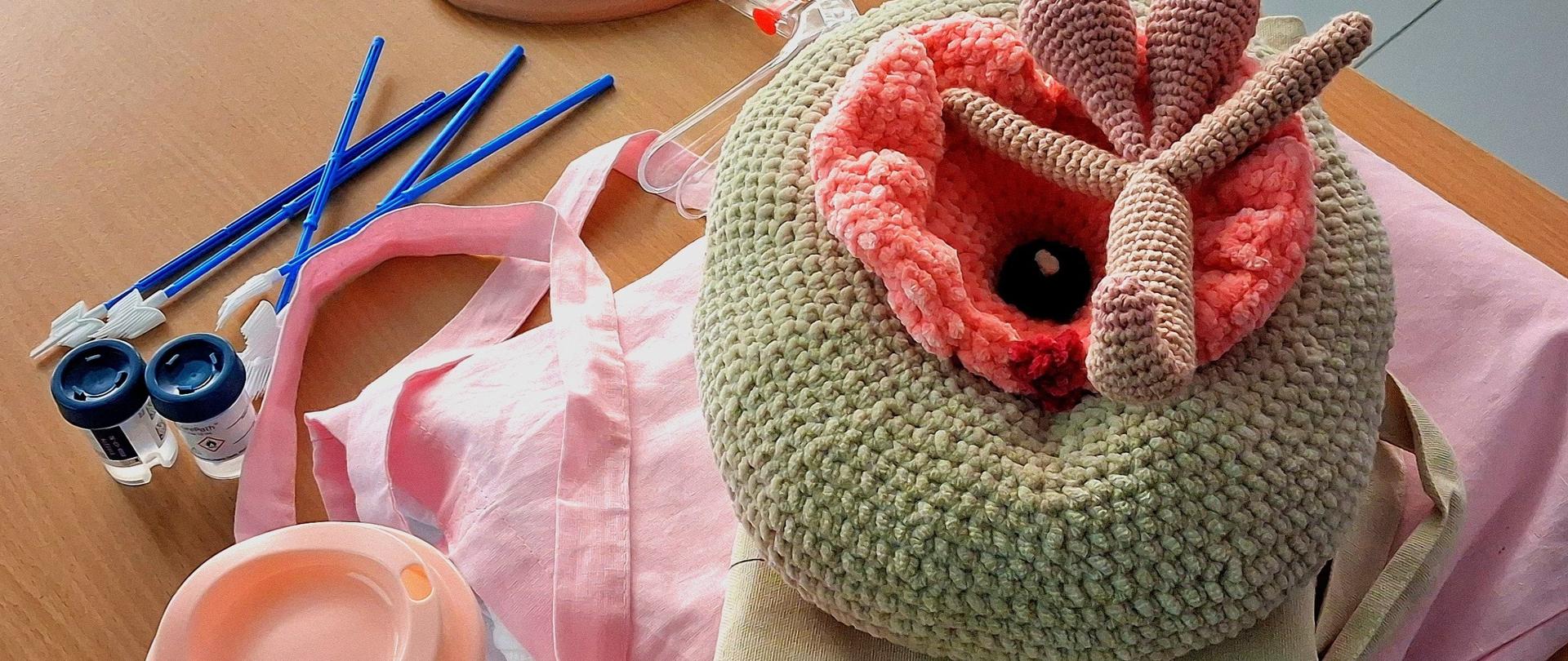 Akcesoria służące nauce samobadania piersi