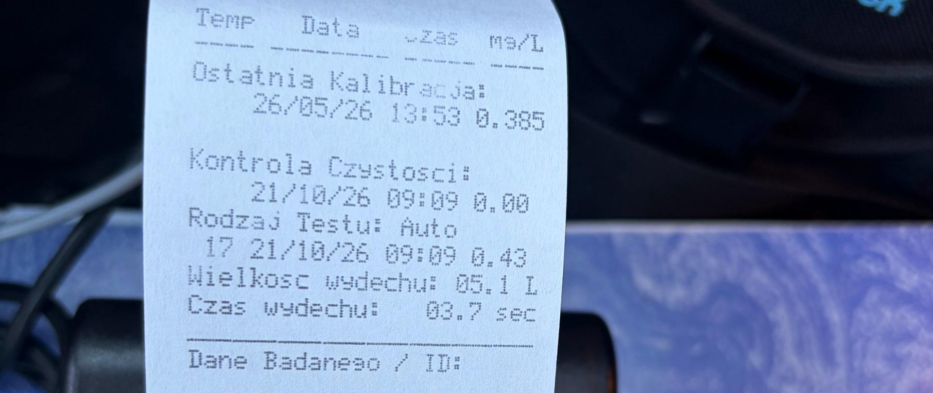 Wydruk z urządzenia AlcoBlow firmy Dräger z wynikiem badania trzeźwości kierowcy. Na wydruku widoczna data kontroli 21 października 2026 r., godzina 9:09 oraz wynik pomiaru 0,43 mg/l. Podano również czas wdechu i inne dane pomiarowe.