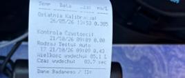 Wydruk z urządzenia AlcoBlow firmy Dräger z wynikiem badania trzeźwości kierowcy. Na wydruku widoczna data kontroli 21 października 2026 r., godzina 9:09 oraz wynik pomiaru 0,43 mg/l. Podano również czas wdechu i inne dane pomiarowe.
