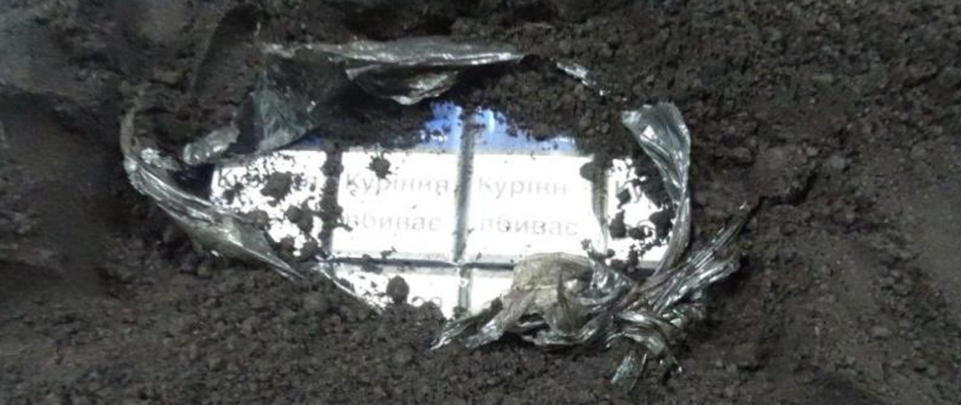 Nielegalne papierosy ukryte w torfie