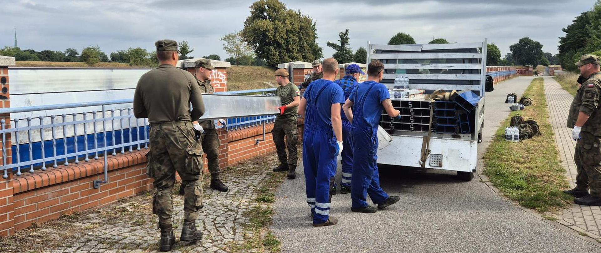 Montaż szandorów w rejonie Kanału Miejskiego we Wrocławiu podczas ćwiczeń Wyspa 2025