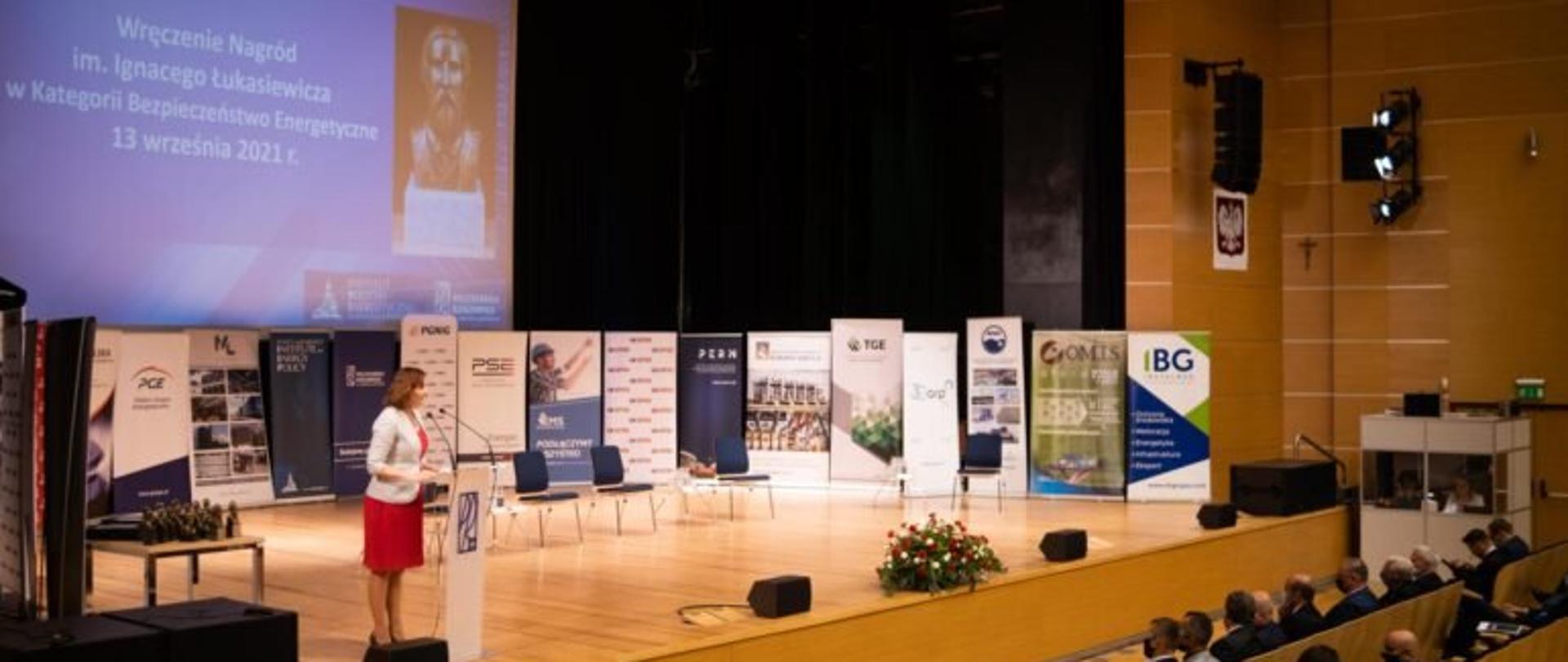 Wojewoda podkarpacki Ewa Leniart przemawia podczas VI Konferencja Naukowa „Bezpieczeństwo energetyczne – filary i perspektywa rozwoju”