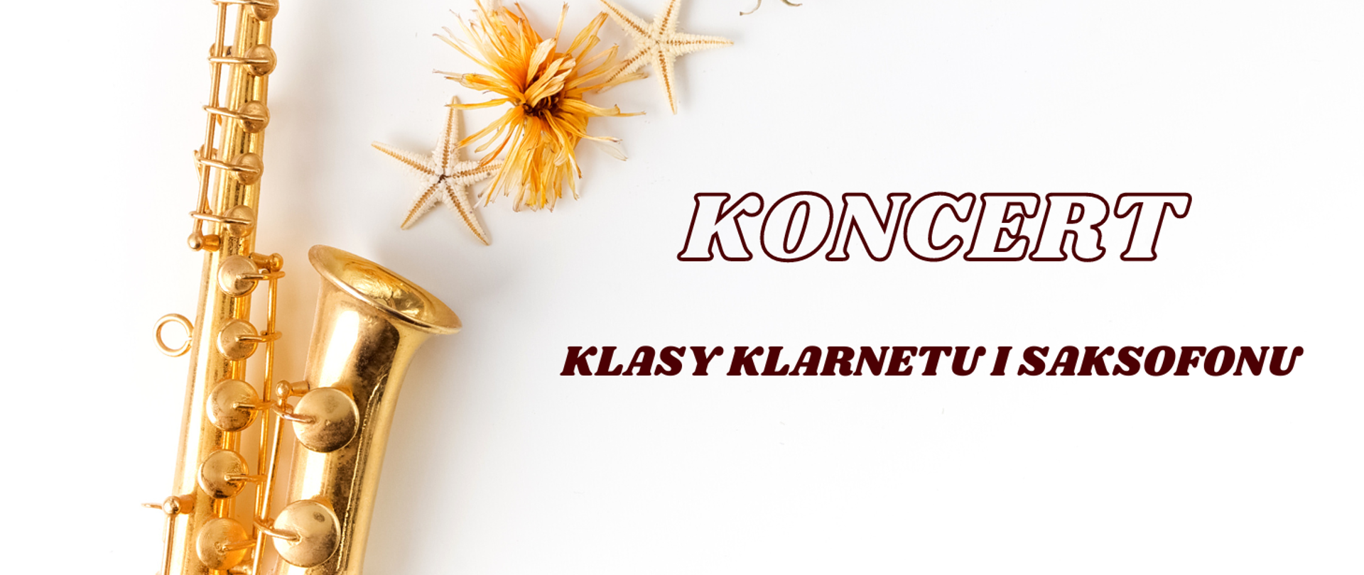 Na jasnym tle po lewej stronie złoty saksofon, a z niego zamiast nut wypływają rozgwiazdy i kwiaty. Po prawej stronie biały napis: "koncert", a poniżej brązowy napis "klasy klarnetu i saksofonu"