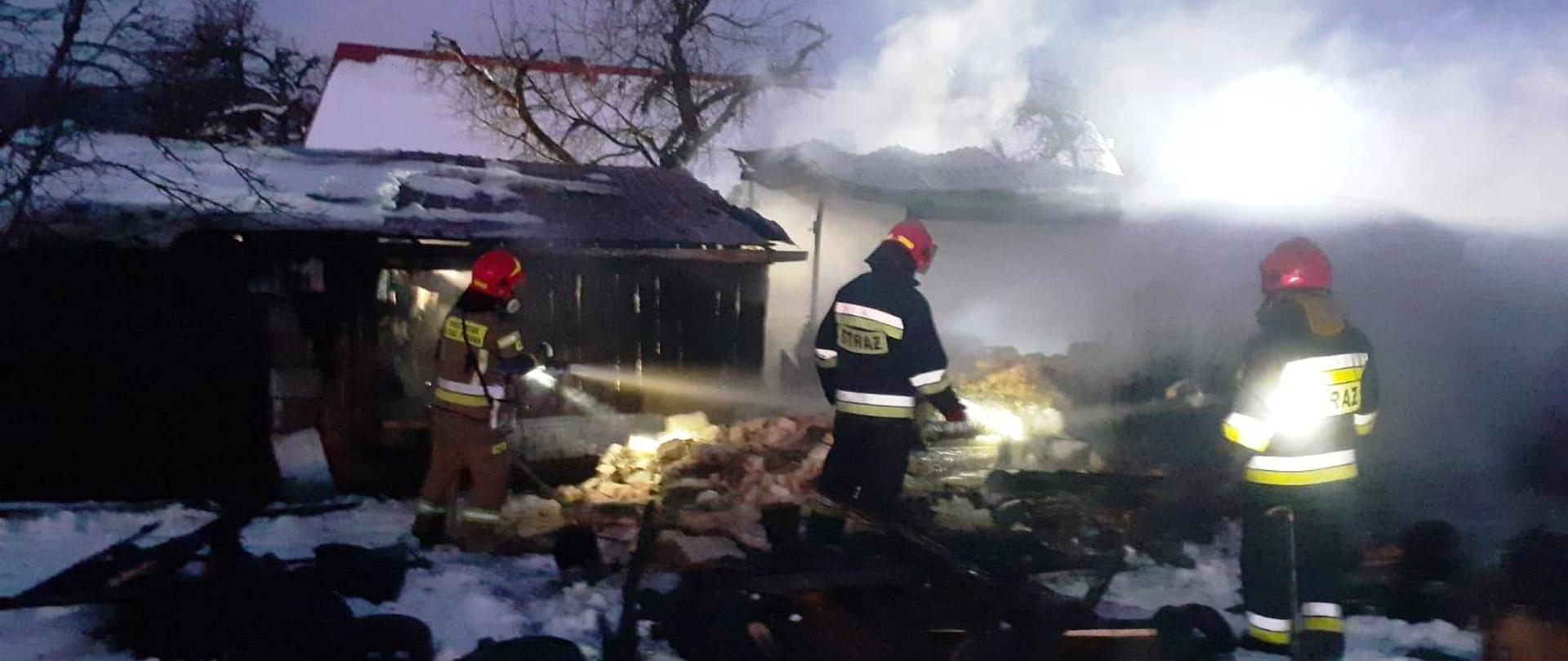 Strażacy na zgliszczach pożaru