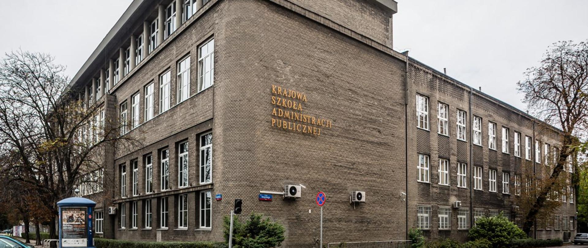 Na zdjęciu znajduje się gmach Krajowej Szkoły Administracji Publicznej im. Prezydenta RP Lecha Kaczyńskiego w Warszawie.