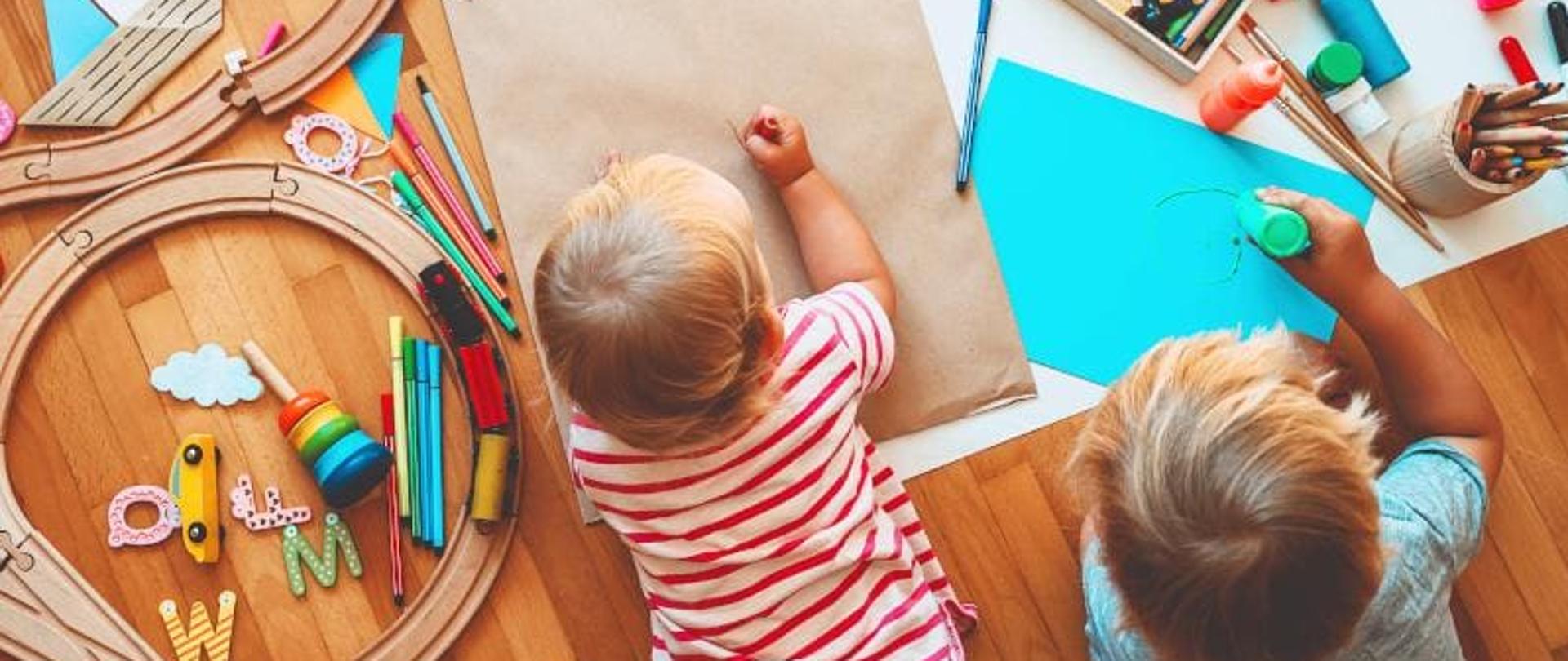 dzieci rysują na podłodze