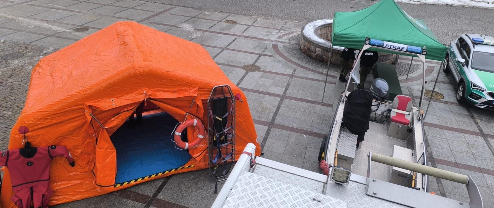 na zdjęciu widoczny namiot pneumatyczny, w tle plac rynku i budynki