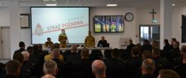 Pomorski komendant wojewódzki Państwowej Straży Pożarnej wspólnie z zastępcą dyrektora krajowego Centrum Koordynacji Ratownictwa i Ochrony Ludności rozpoczynają odprawę kadry kierowniczej Państwowej Straży Pożarnej. 