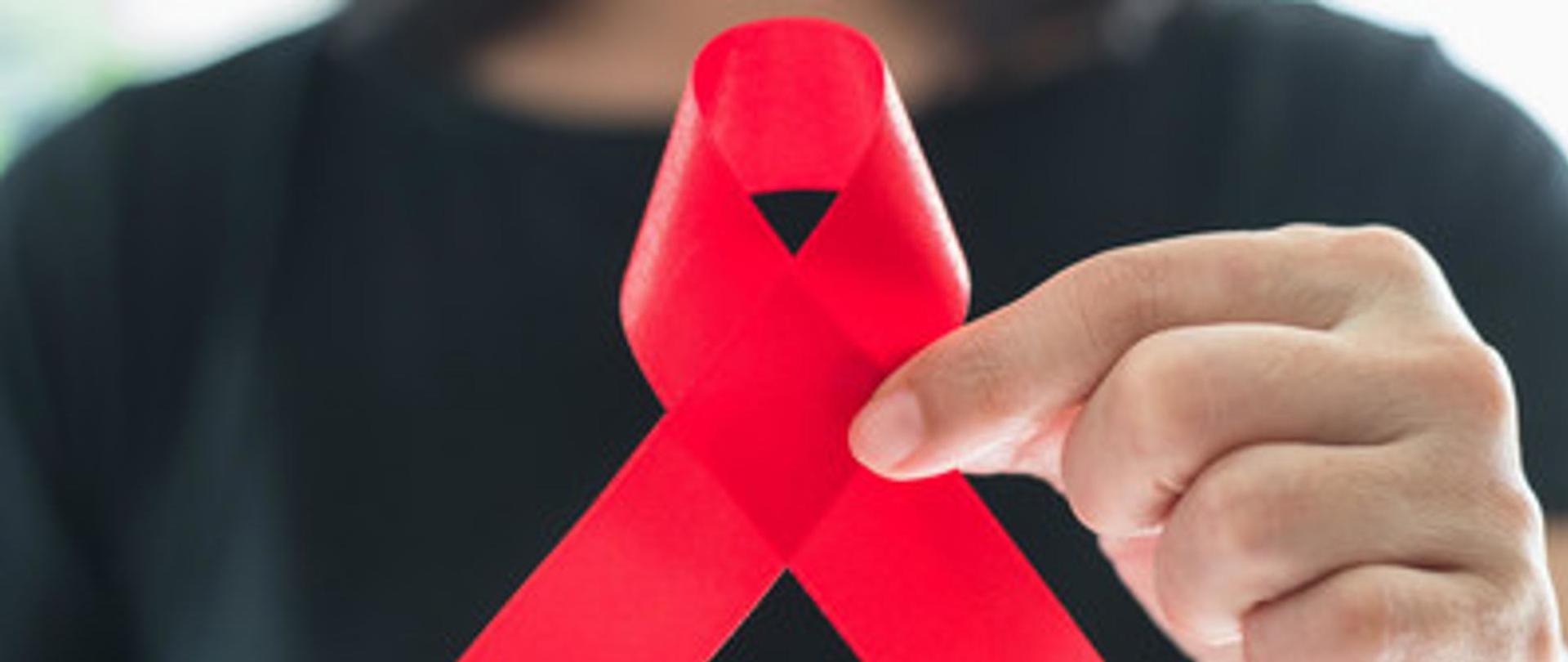 Międzynarodowy Dzień Pamięci o Zmarłych na AIDS-zdjęcie czerwonej wstążeczki