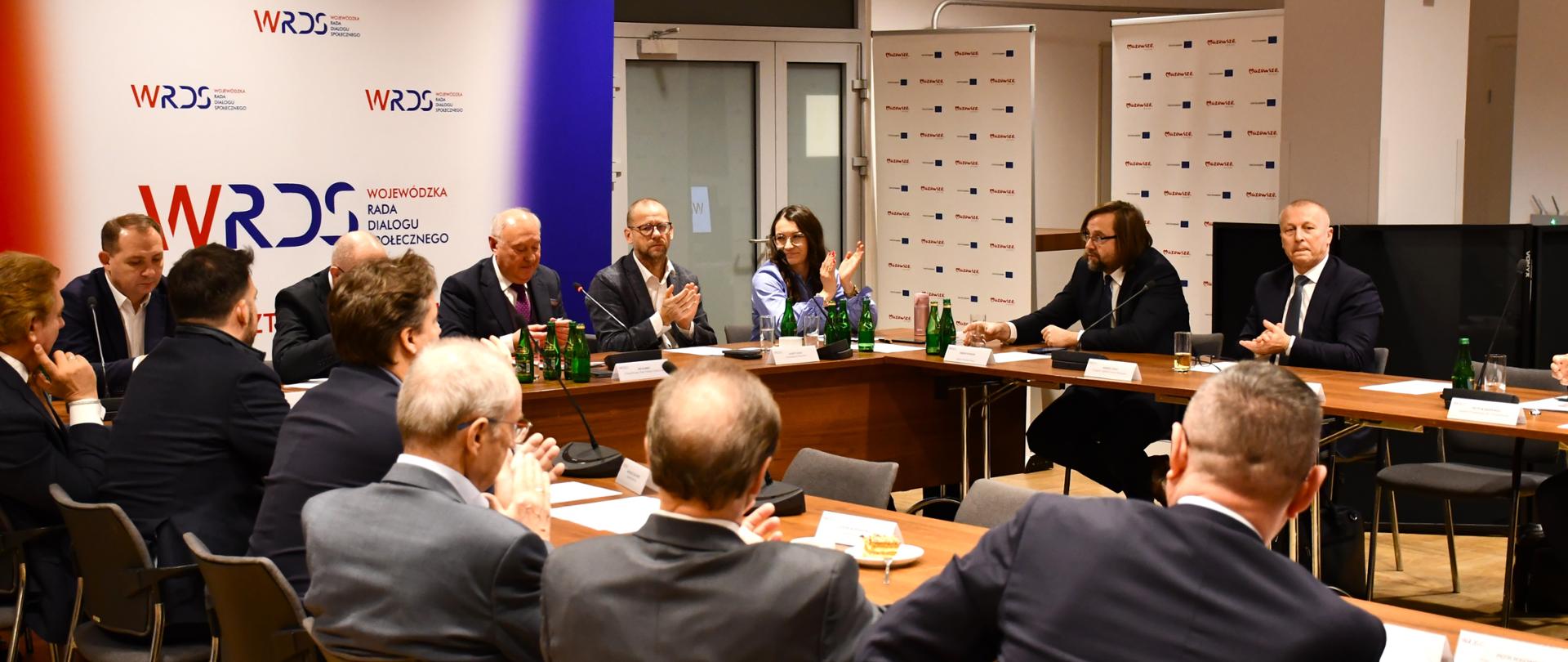 Na zdjęciu widać kobiety i mężczyzn