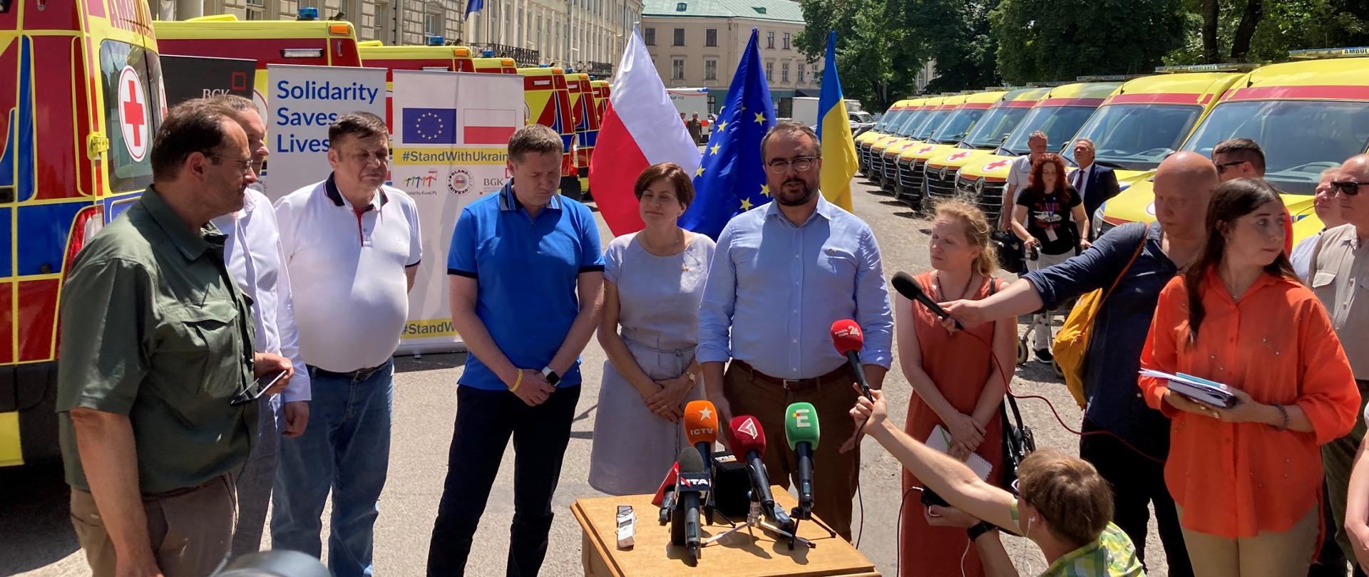 Deputy Minister Paweł Jabłoński during the ceremony of handing over the ambulances to Ukrainian local governments